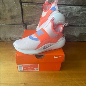 NIB/New Girls Nike Flex Runner 4 size 1